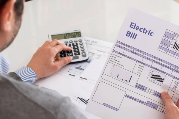 Kiszámítása energiahatékonysági és energia Bill papírok — Stock Fotó