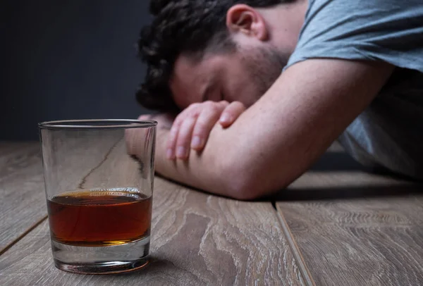 Hombre deprimido bebiendo licor duro en casa — Foto de Stock