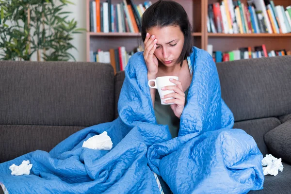 Jeune femme malade souffrant de grippe et de mauvaise grippe — Photo