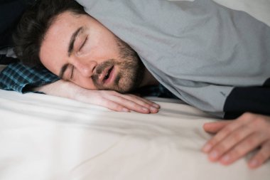 Adam uyku ve yatağında horlama