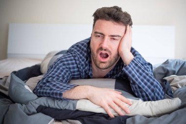 Yatağında uyumakta sorun olan adam