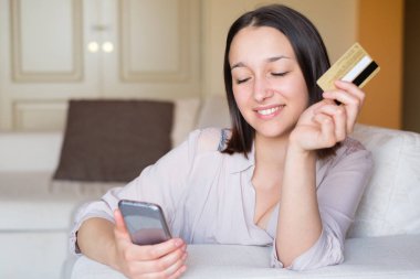 Kredi kartı ile neşeli kız alışveriş online