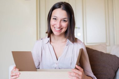 Mutlu kadın nakliye sonra bir hediye unboxing