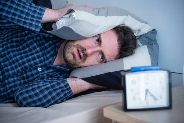 Homem com problemas para dormir em sua cama — Fotografia de Stock