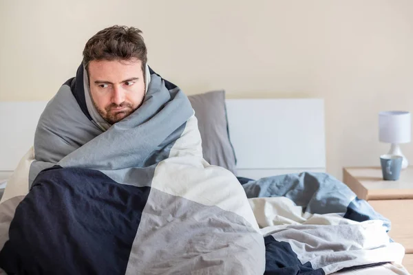 Omul nu poate dormi în pat suferind de insomnie — Fotografie, imagine de stoc