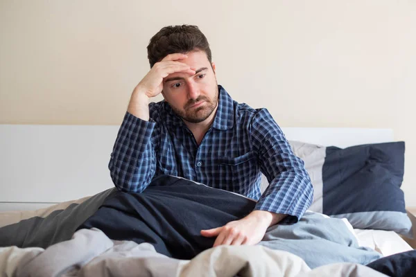 Mann hat Schlafprobleme im Bett — Stockfoto