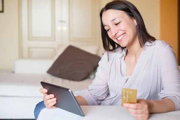 Menina alegre compras on-line com cartão de crédito — Fotografia de Stock