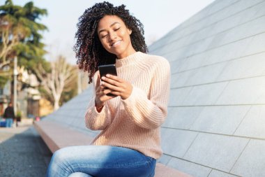 Siyah kız Cellphone ile açık söz