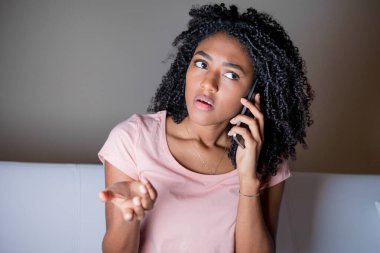 Geceleri telefon görüşmeleri sırasında ciddi bir afro kadın.