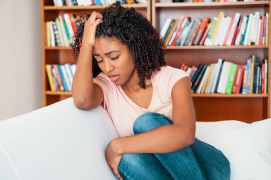 Genç kız yalnız hissediyorum ve evde yalnızlık