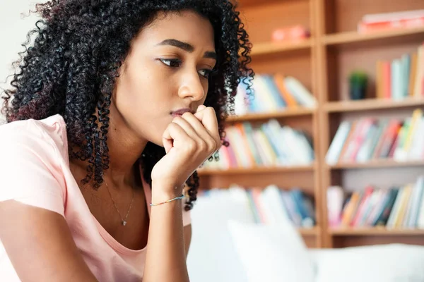 Treurige vrouw liggend op de Bank thuis gevoel slecht — Stockfoto