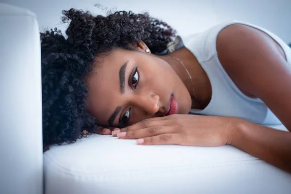 Trött afro amerikansk kvinna porträtt på soffan — Stockfoto