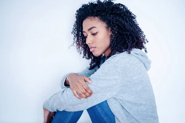 Problemático negro adolescente aislado en blanco fondo — Foto de Stock