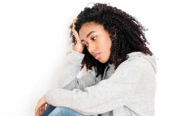 Depressieve zwart jong meisje geïsoleerd op witte achtergrond — Stockfoto