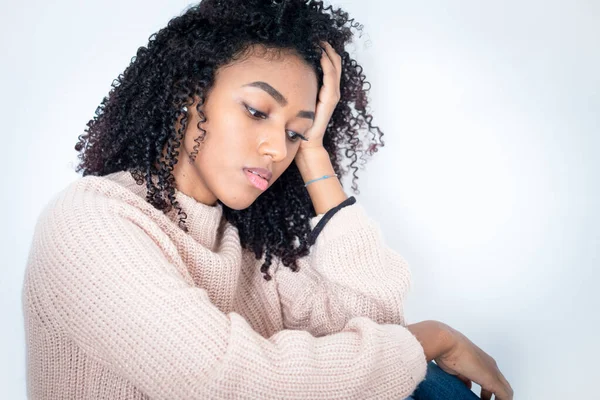 Problemático negro adolescente aislado en blanco fondo —  Fotos de Stock