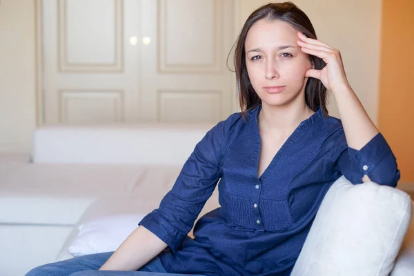 Triste joven caucásica sintiéndose muy mal — Foto de Stock