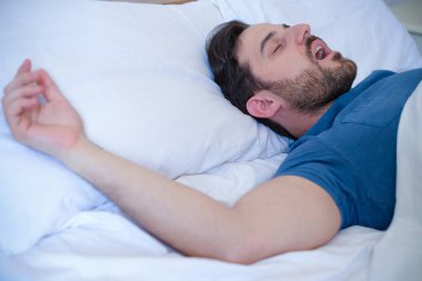 Horlama sorunu kavramı. Horlama ve uyku yatakta adam