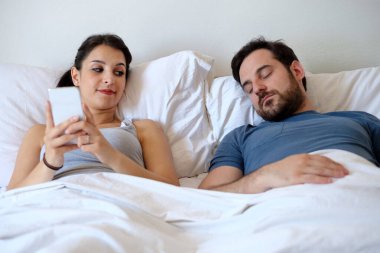 Kadın yalancının başka bir adamla ilişkisi var ve erkek arkadaşıyla sohbet ediyor.