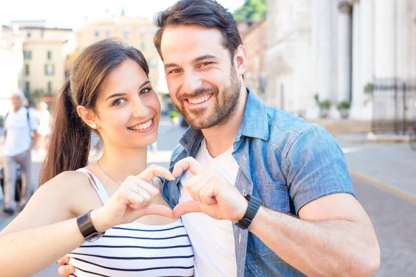 Feliz joven pareja divirtiéndose juntos en la ciudad —  Fotos de Stock