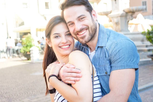 Amantes felizes abraçando e namoro na cidade — Fotografia de Stock