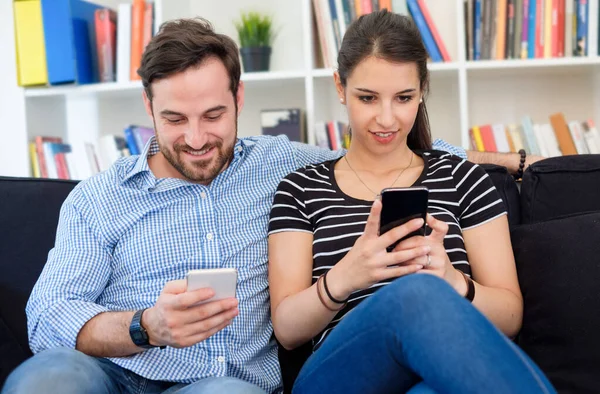 Lovers couple watching media content on mobile phone — Stock Photo, Image