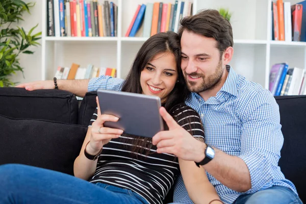 Молодая пара смотрит интернет-медиа контент на цифровом планшете — стоковое фото