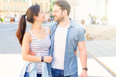 Yaz tatillerinde genç çift portresi