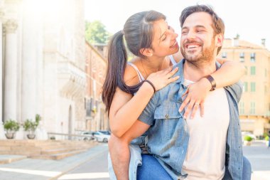 Yaz tatillerinde genç çift portresi