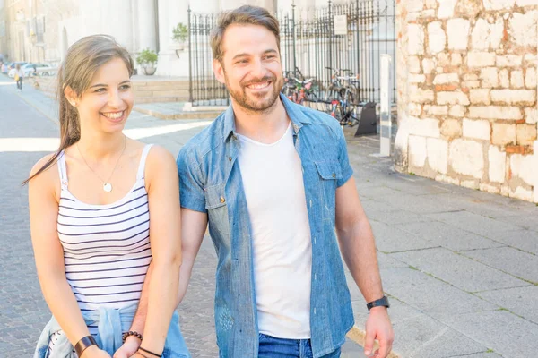 Casal visitando a cidade durante as férias de verão — Fotografia de Stock