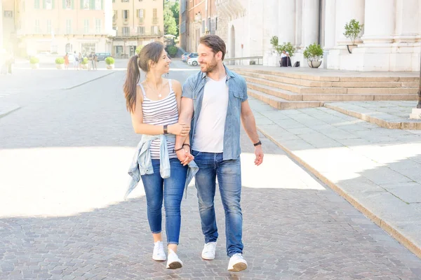 Pareja visitando la ciudad durante las vacaciones de verano —  Fotos de Stock