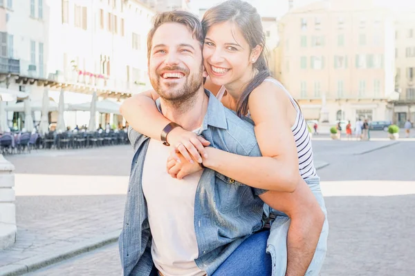 Retrato de casal jovem em férias no verão — Fotografia de Stock