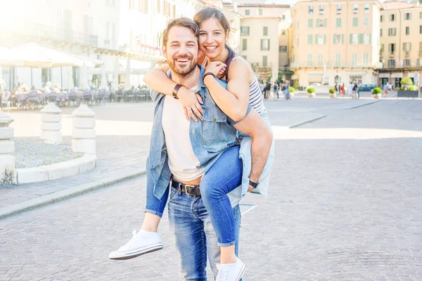 Casal visitando a cidade durante as férias de verão — Fotografia de Stock