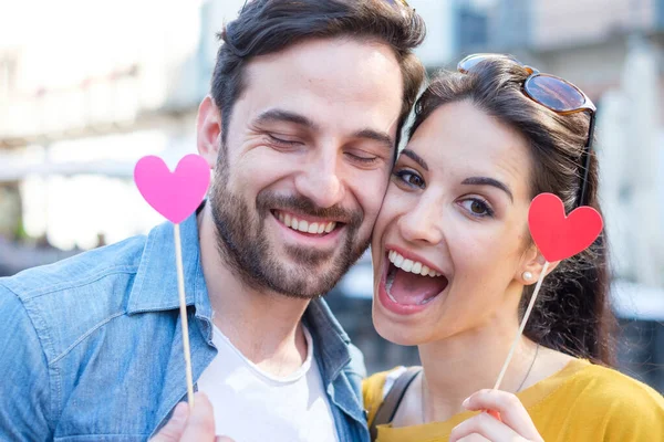 Jovem casal feliz abraçando e rindo — Fotografia de Stock