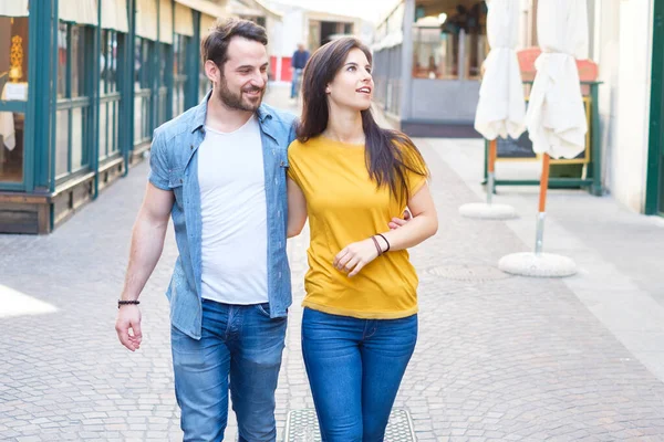 Casal rindo, andando e abraçando na cidade — Fotografia de Stock