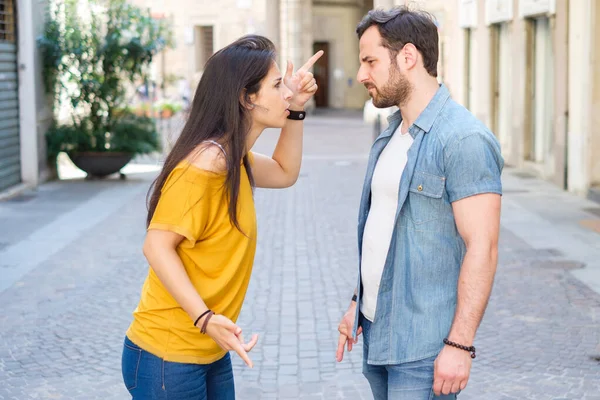 Casal irritado tendo uma briga na cidade — Fotografia de Stock