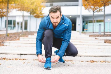 Sportif Erkek spor ayakkabı kadar antrenmandan önce bağlama