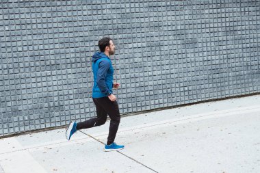 Kentsel runner sokakta antrenman yapıyor