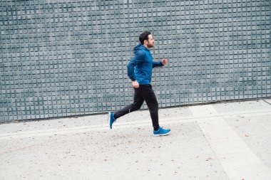 Kentsel runner sokakta antrenman yapıyor