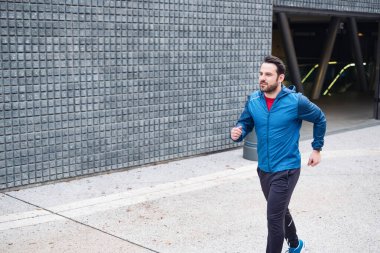 Kentsel runner sokakta antrenman yapıyor