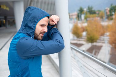 Yorgun atlet büyük eğitim çaba sonra dinlenme