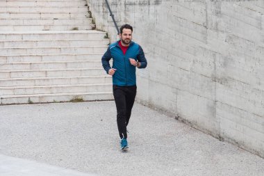 Merdivenlerde koşan sportif kentsel şehir adam