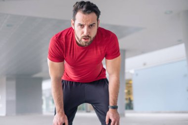 Yorgun atlet büyük eğitim çaba sonra dinlenme