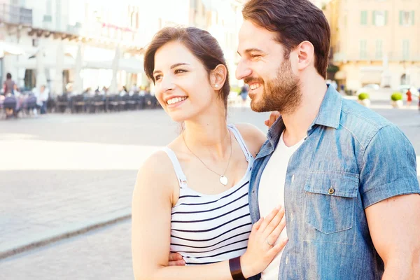 Casal Feliz Descobrindo Cidade Dia Verão — Fotografia de Stock