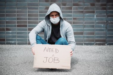 İşsiz bir adam iş arıyor, Coperid-19 krizinden sonra para istiyor.