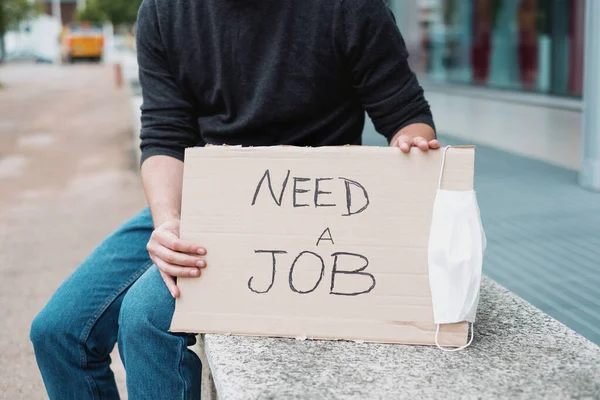 Homem Sem Emprego Procura Emprego Pedindo Ajuda Dinheiro Após Crise — Fotografia de Stock