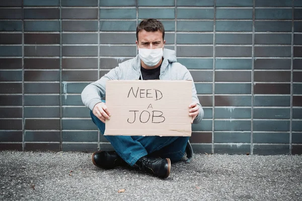 Hombre Desempleado Buscando Trabajo Pidiendo Ayuda Económica Después Crisis Covid — Foto de Stock