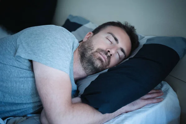Homem Retrato Dormindo Cama Sentindo Confortável — Fotografia de Stock