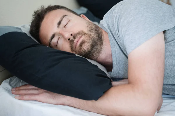 Entspannter Kerl Schläft Seinem Bett Hause — Stockfoto