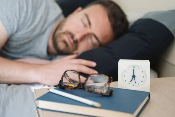 Homem Retrato Dormindo Cama Sentindo Confortável — Fotografia de Stock