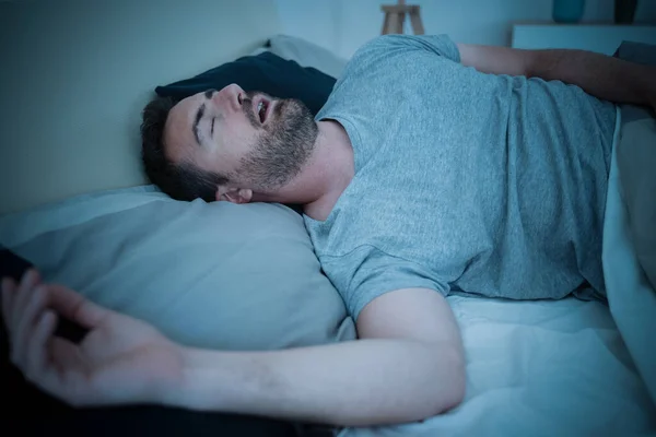 Mann Schnarcht Bett Und Atmet Mit Offenem Mund — Stockfoto